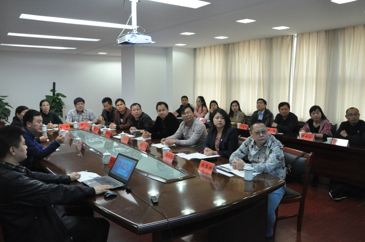 2观看专题片并座谈.jpg 2观看专题片并座谈.jpg