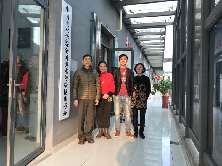 3门前合影.jpg 3门前合影.jpg