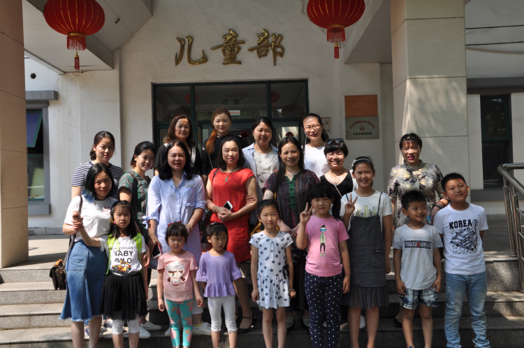 1前往儿童福利院的女企业家和他们的孩子.jpg 1前往儿童福利院的女企业家和他们的孩子.jpg