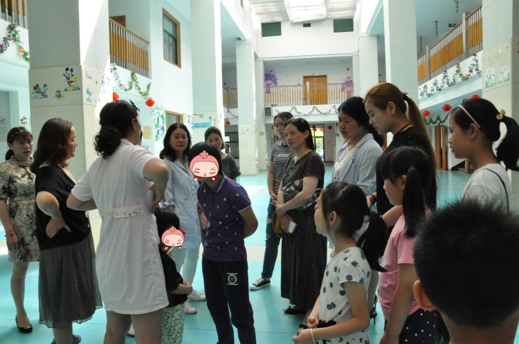 2_2与儿童福利院的孩子及工作人员交流.jpg 2_2与儿童福利院的孩子及工作人员交流.jpg