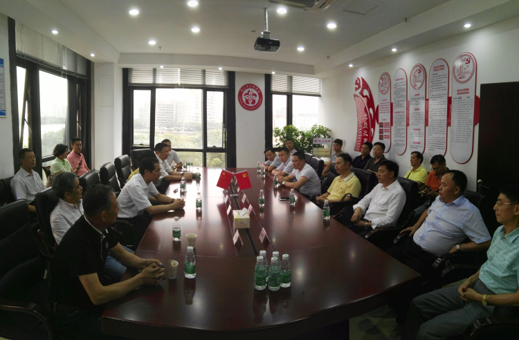 1座谈会现场.jpg 1座谈会现场.jpg