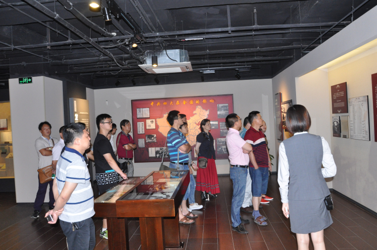 2倾心聆听讲解.jpg 2倾心聆听讲解.jpg