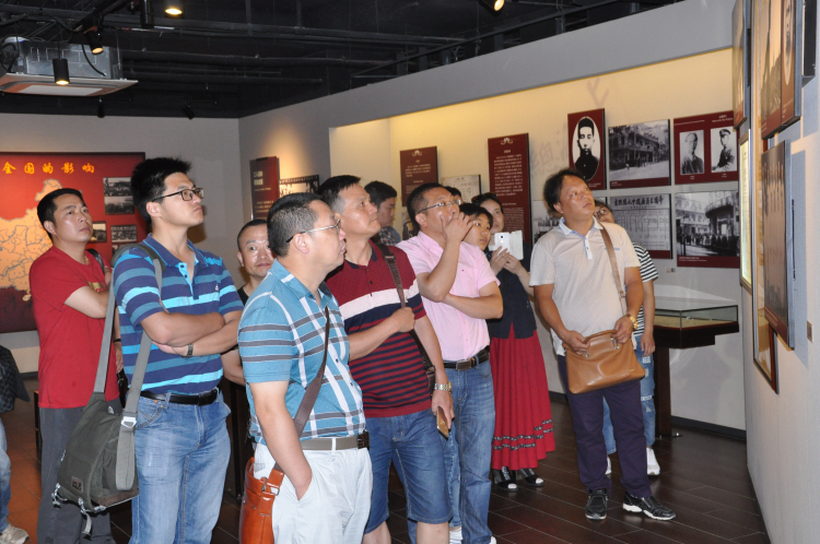 3观看党史照片.jpg 3观看党史照片.jpg