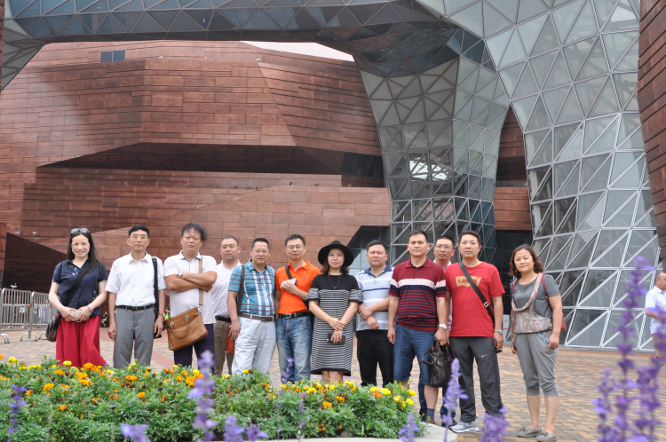 7世博馆前合影.jpg 7世博馆前合影.jpg