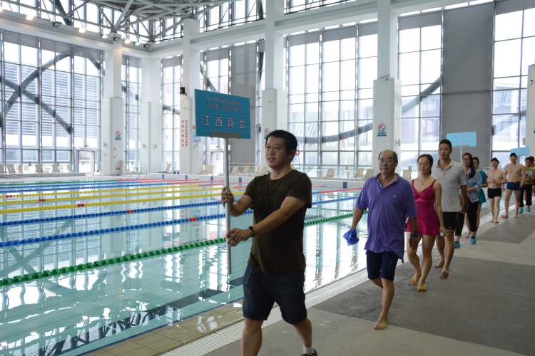 1江西商会游泳队入场.jpg