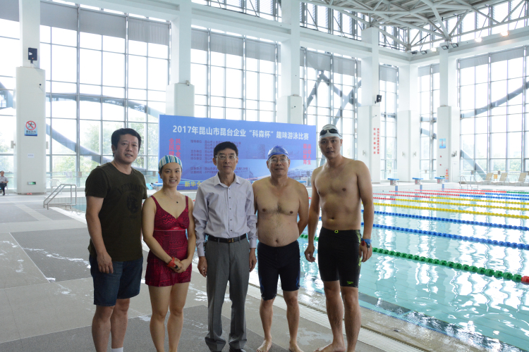 3叶骏良秘书长和江西商会游泳队合影.jpg