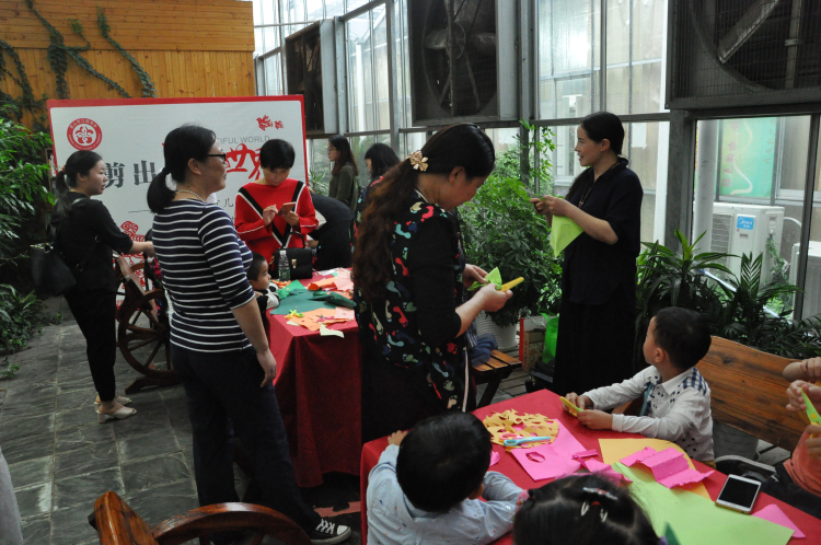 2会员家庭少儿剪纸活动现场.jpg