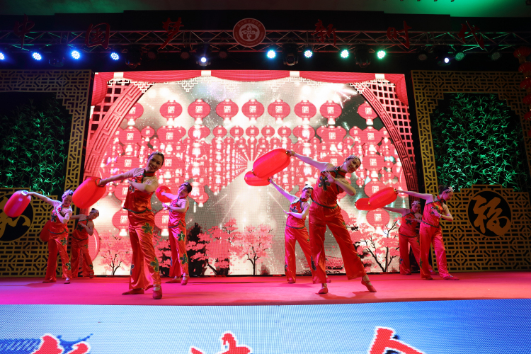 13开场舞《张灯结彩》.jpg 13开场舞《张灯结彩》.jpg