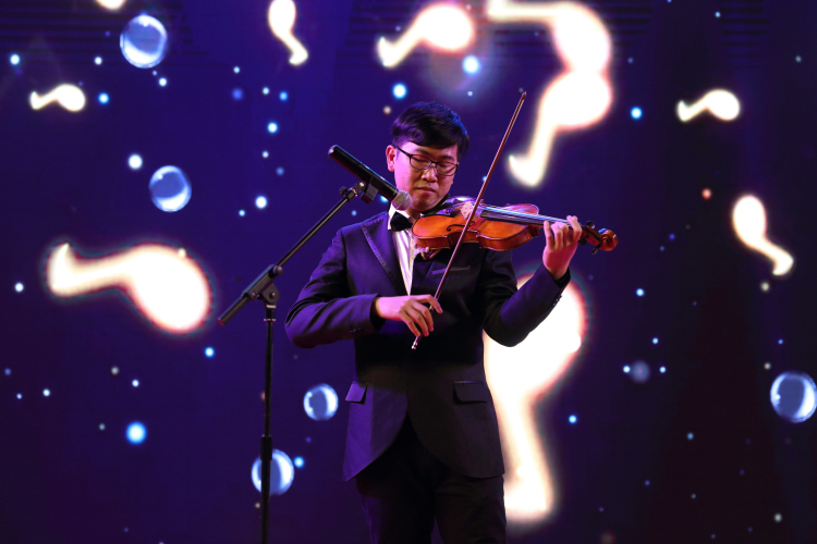 15小提琴独奏《一步之遥》.jpg 15小提琴独奏《一步之遥》.jpg