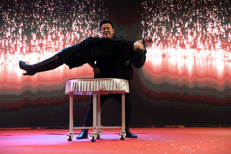 20魔术表演.jpg 20魔术表演.jpg