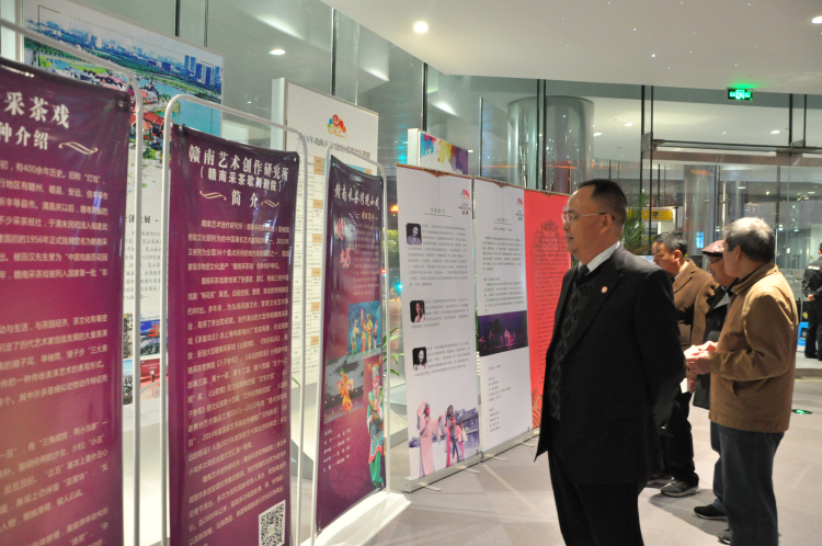 8观看演出海报和剧情介绍.jpg 8观看演出海报和剧情介绍.jpg