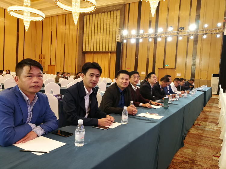 6会员早早进入会场等待开讲.jpg