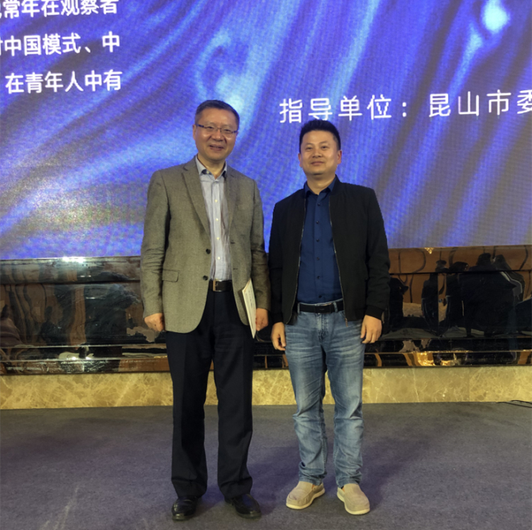 7副会长陈华刚与张教授合影.jpg