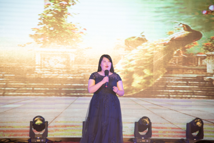 10女生独唱《漫步街上》.jpg
