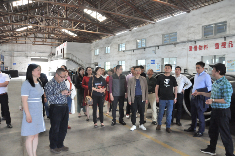 2参观唐新亮企业——江西科环工业陶瓷有限公司.jpg