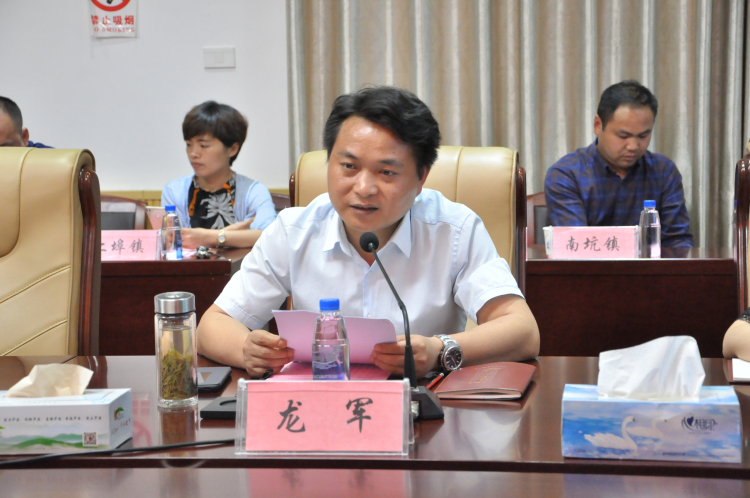11县委副书记龙军主持座谈会.jpg