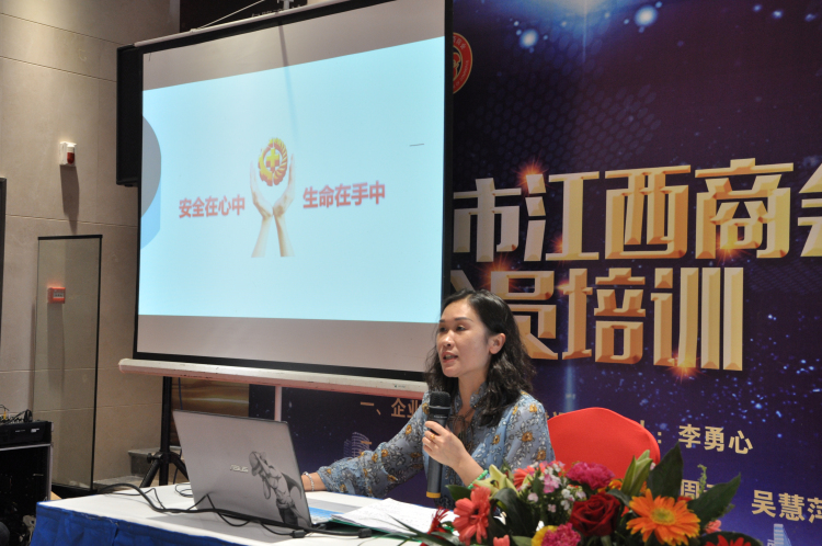 3理事李勇心讲课.jpg 3理事李勇心讲课.jpg