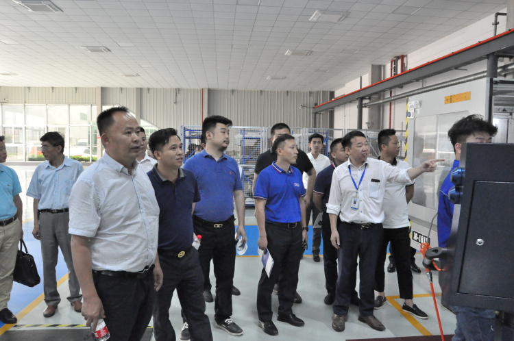 3在天匠模具参观.jpg