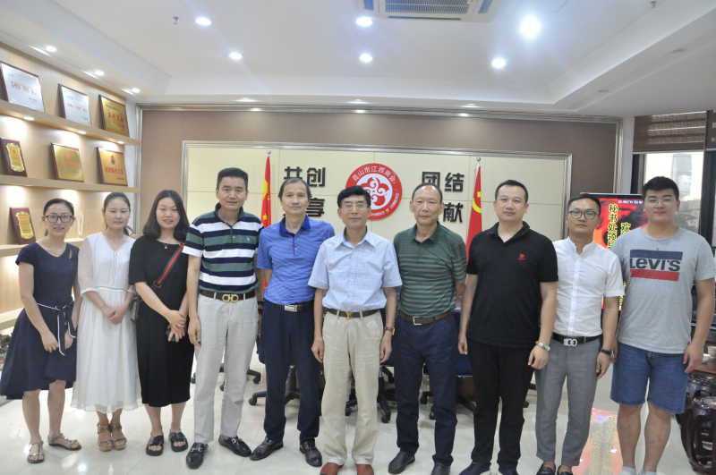 8与会人员合影.jpg