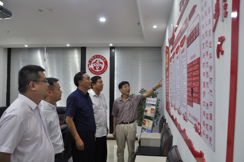 参观党建墙.jpg 参观党建墙.jpg