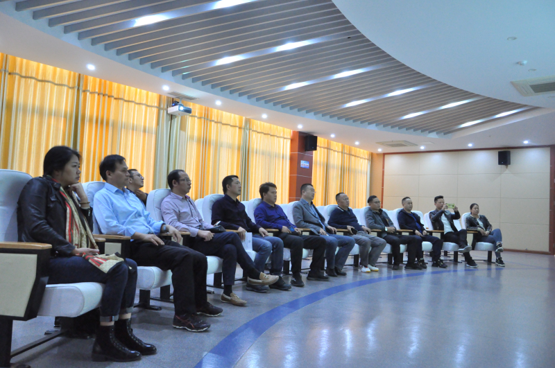 2听取“一区两园”情况介绍.jpg 2听取“一区两园”情况介绍.jpg