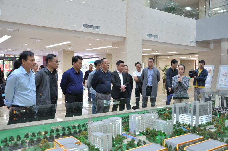 3观看高新区产业园规划沙盘.jpg 3观看高新区产业园规划沙盘.jpg