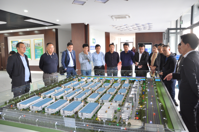 4观看中节能泰州环保科技产业园沙盘.jpg 4观看中节能泰州环保科技产业园沙盘.jpg