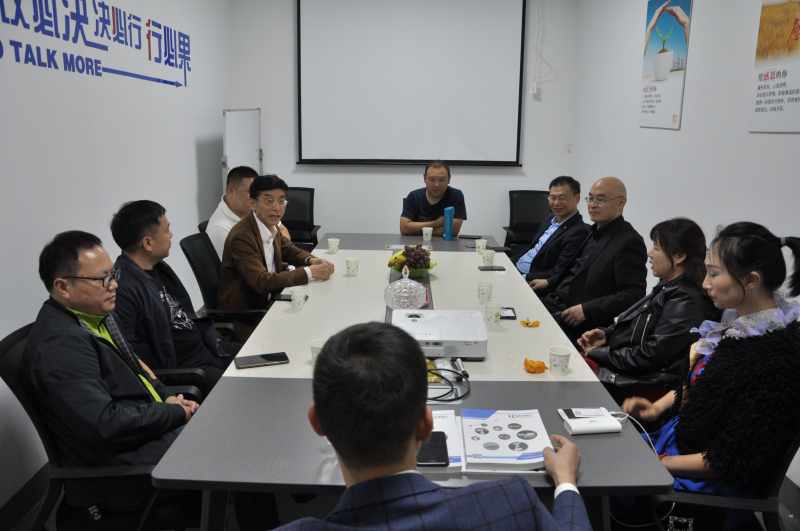 1在宏易腾达模具公司座谈.jpg