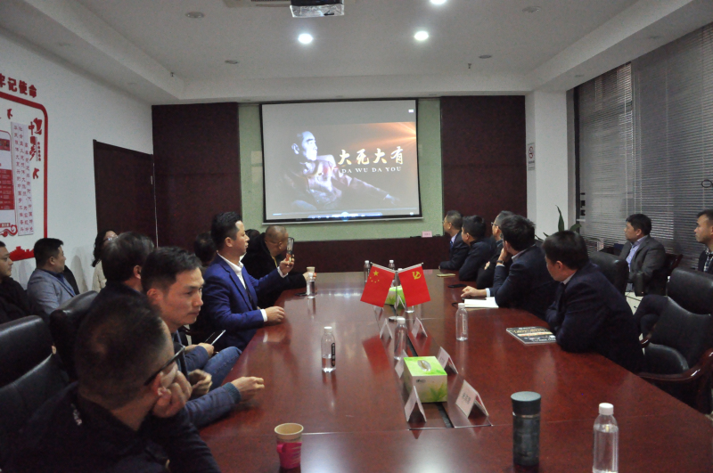 6观看专题片《大有大无——身边人眼中的周恩来》.jpg 6观看专题片《大有大无——身边人眼中的周恩来》.jpg