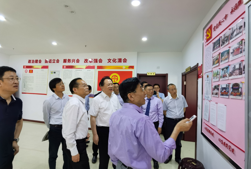 5参观商会“四墙”建设.jpg 5参观商会“四墙”建设.jpg