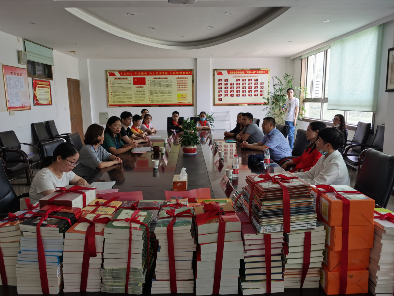 2赠阅现场.jpg 2赠阅现场.jpg