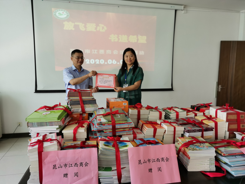 6颁发荣誉证书.jpg 6颁发荣誉证书.jpg