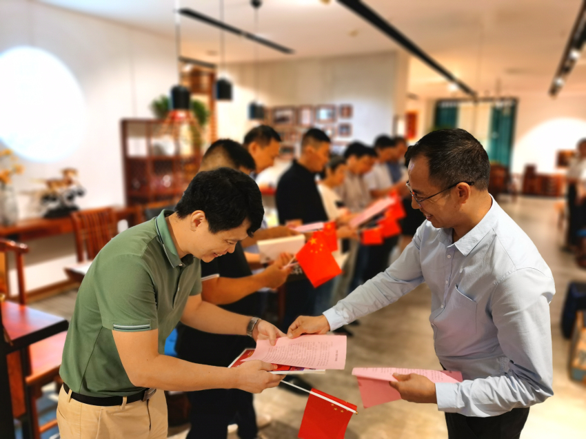 1李德荣.jpg 1李德荣.jpg