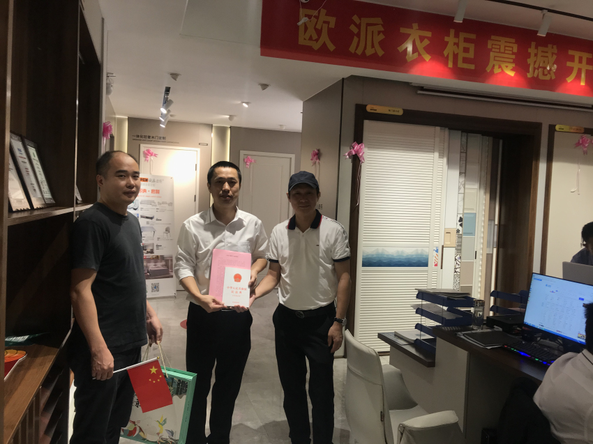 4唐新亮.jpg 4唐新亮.jpg