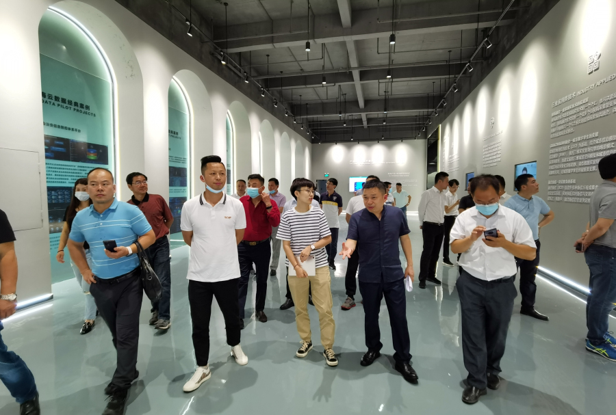2参观高新制造产业园(海云数据).jpg 2参观高新制造产业园(海云数据).jpg