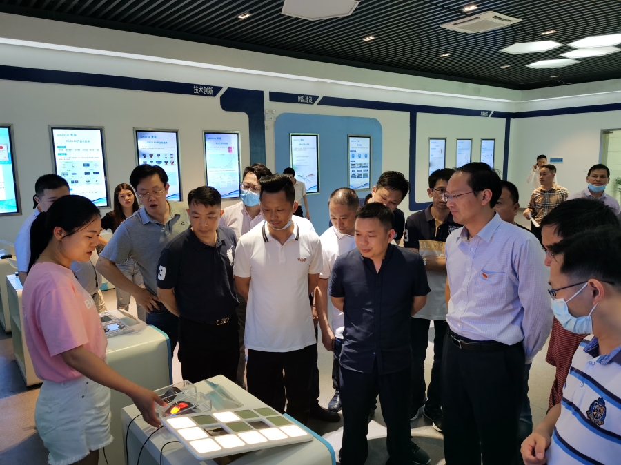 3参观清越光电.jpg 3参观清越光电.jpg