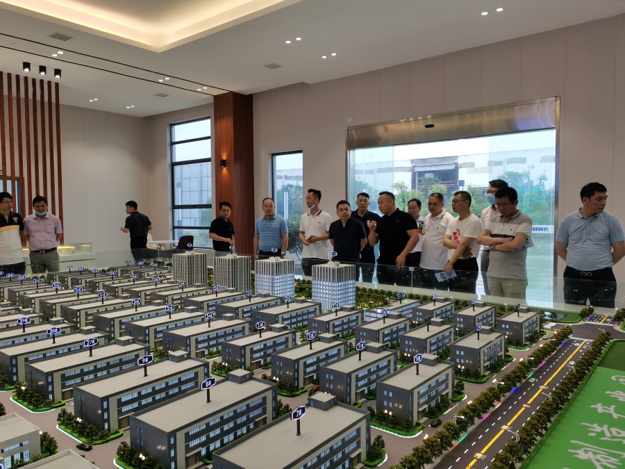 5参观智能制造产业园.jpg 5参观智能制造产业园.jpg