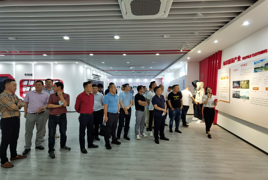 6参观高新区规划展示馆.jpg 6参观高新区规划展示馆.jpg