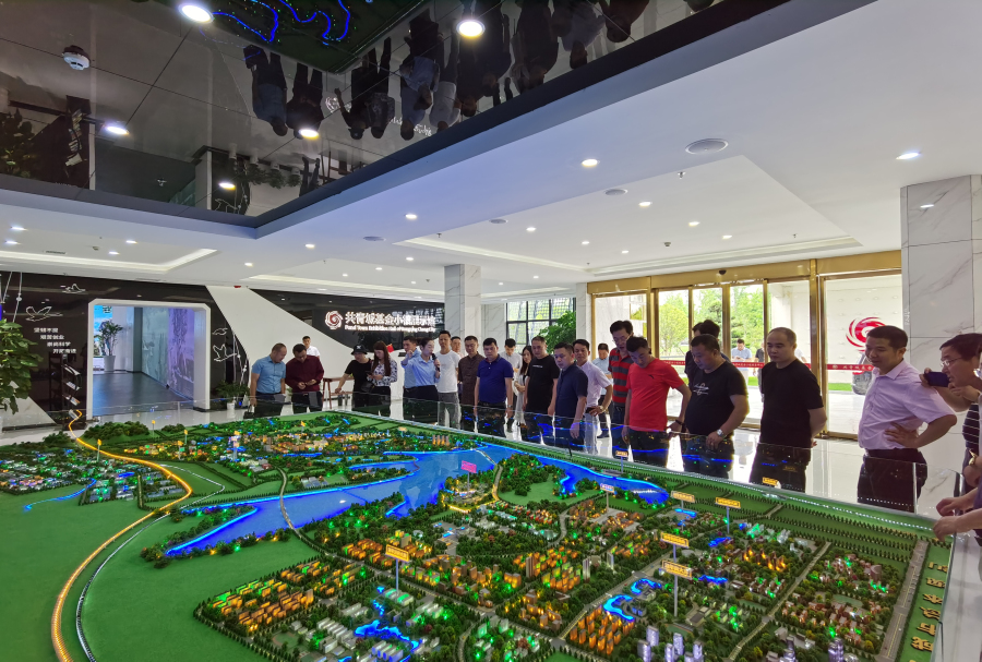 9参观基金小镇.jpg 9参观基金小镇.jpg