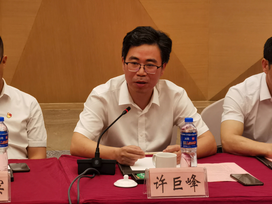 11共青城高新区党工委委员、管委会副主任许巨峰主持.jpg 11共青城高新区党工委委员、管委会副主任许巨峰主持.jpg