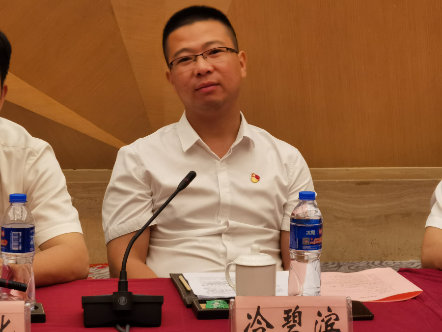 14共青城市政府副市长冷碧滨参加座谈会.jpg 14共青城市政府副市长冷碧滨参加座谈会.jpg