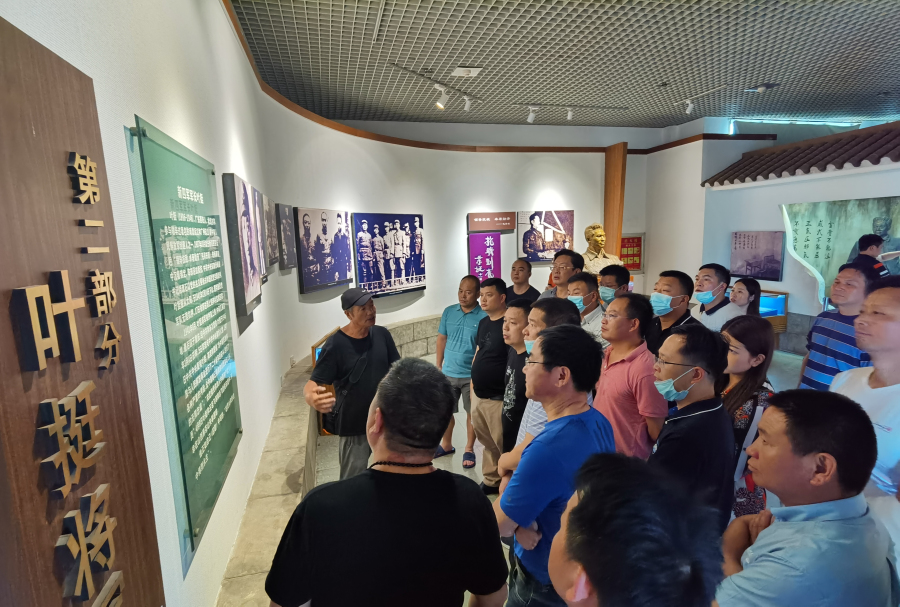 19纪念馆内倾听.jpg 19纪念馆内倾听.jpg