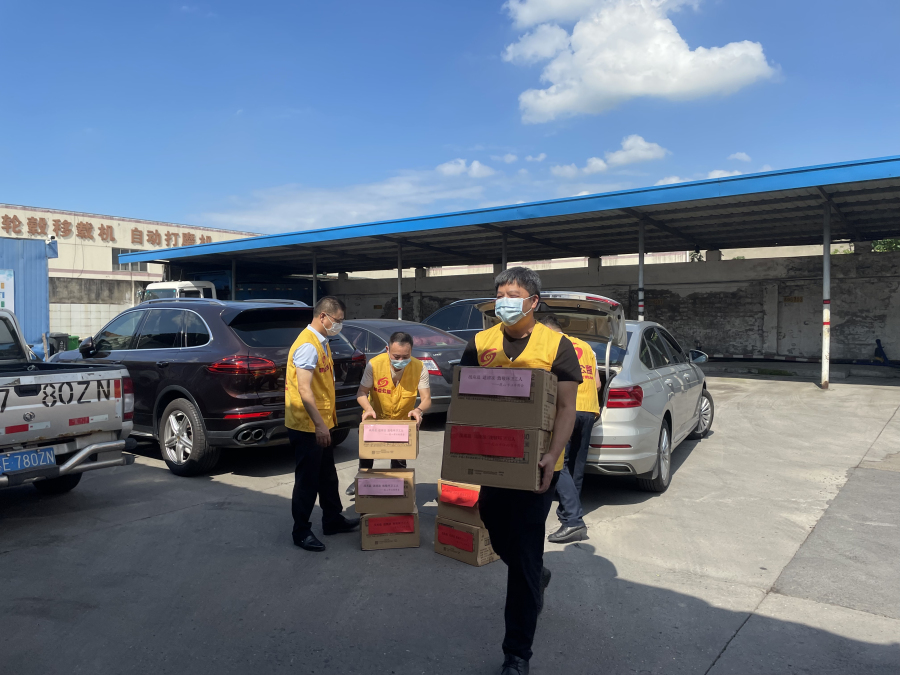 3搬运慰问品.jpg