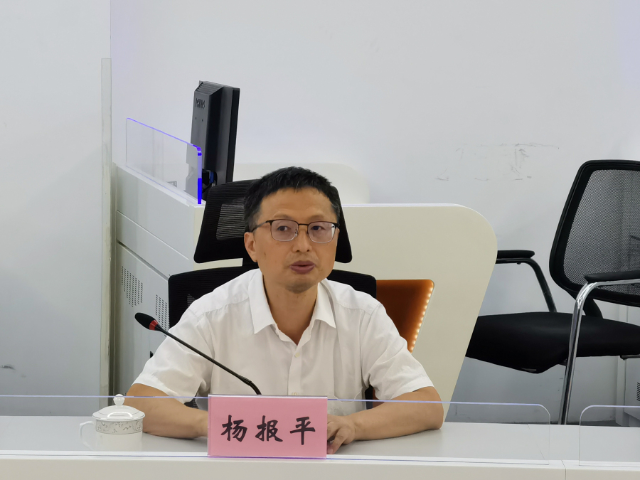 3融媒体中心副主任杨报平作介绍.jpg 3融媒体中心副主任杨报平作介绍.jpg