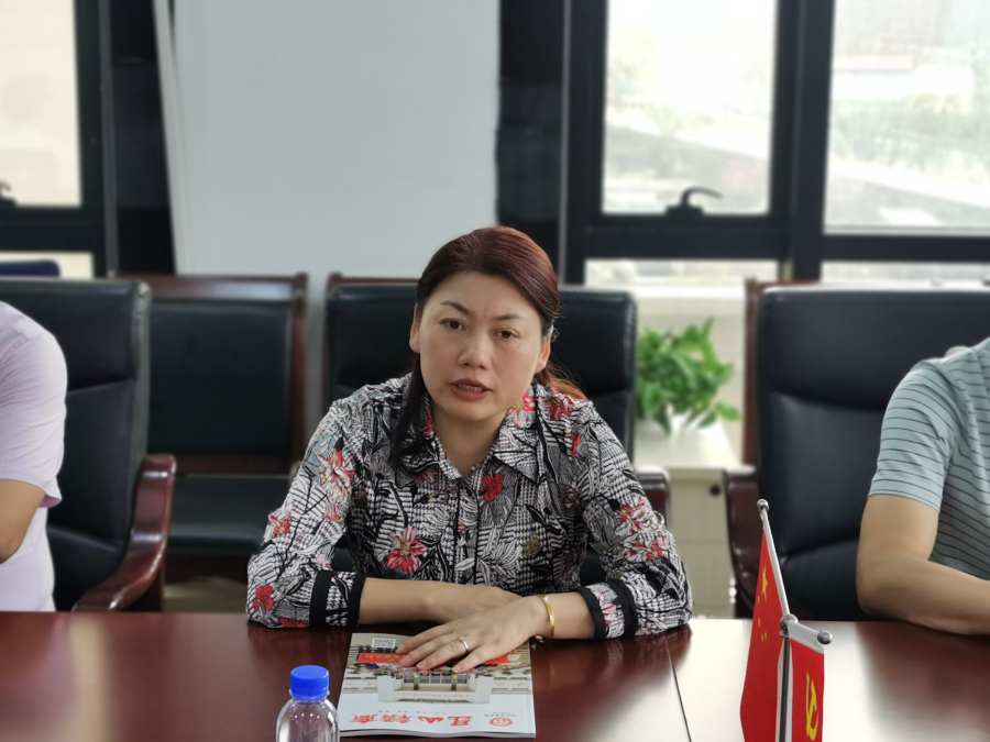 3三龙镇党委书记朱纯姿作介绍.jpg 3三龙镇党委书记朱纯姿作介绍.jpg