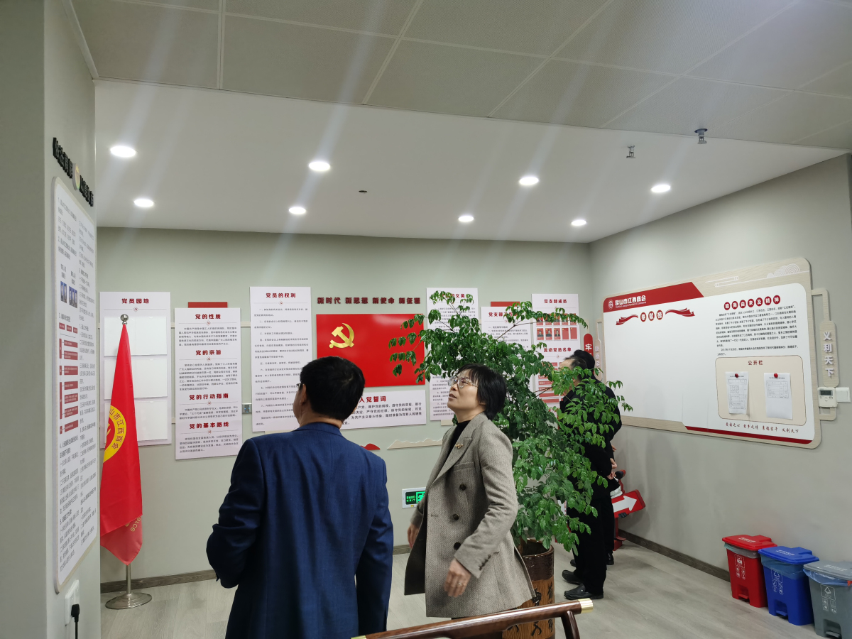 5参观文化墙.jpg