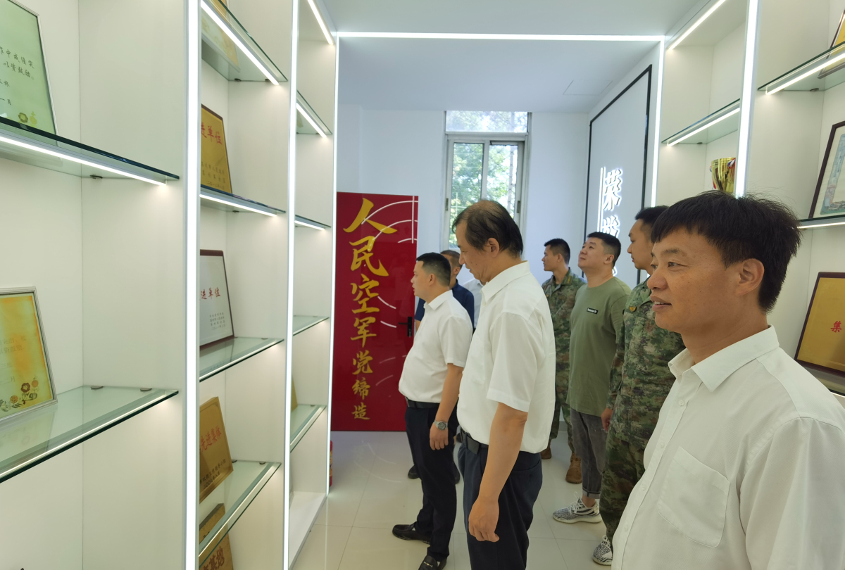 2参观荣誉室.jpg