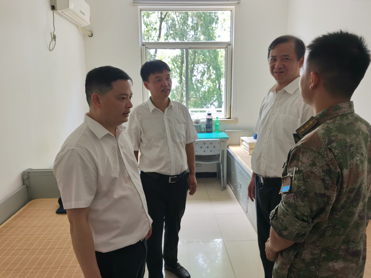 3参观官兵宿舍.jpg