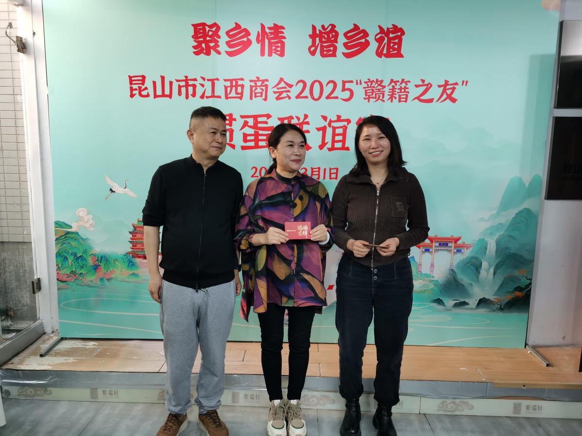4会长钟永旺为冠军颁奖.jpg