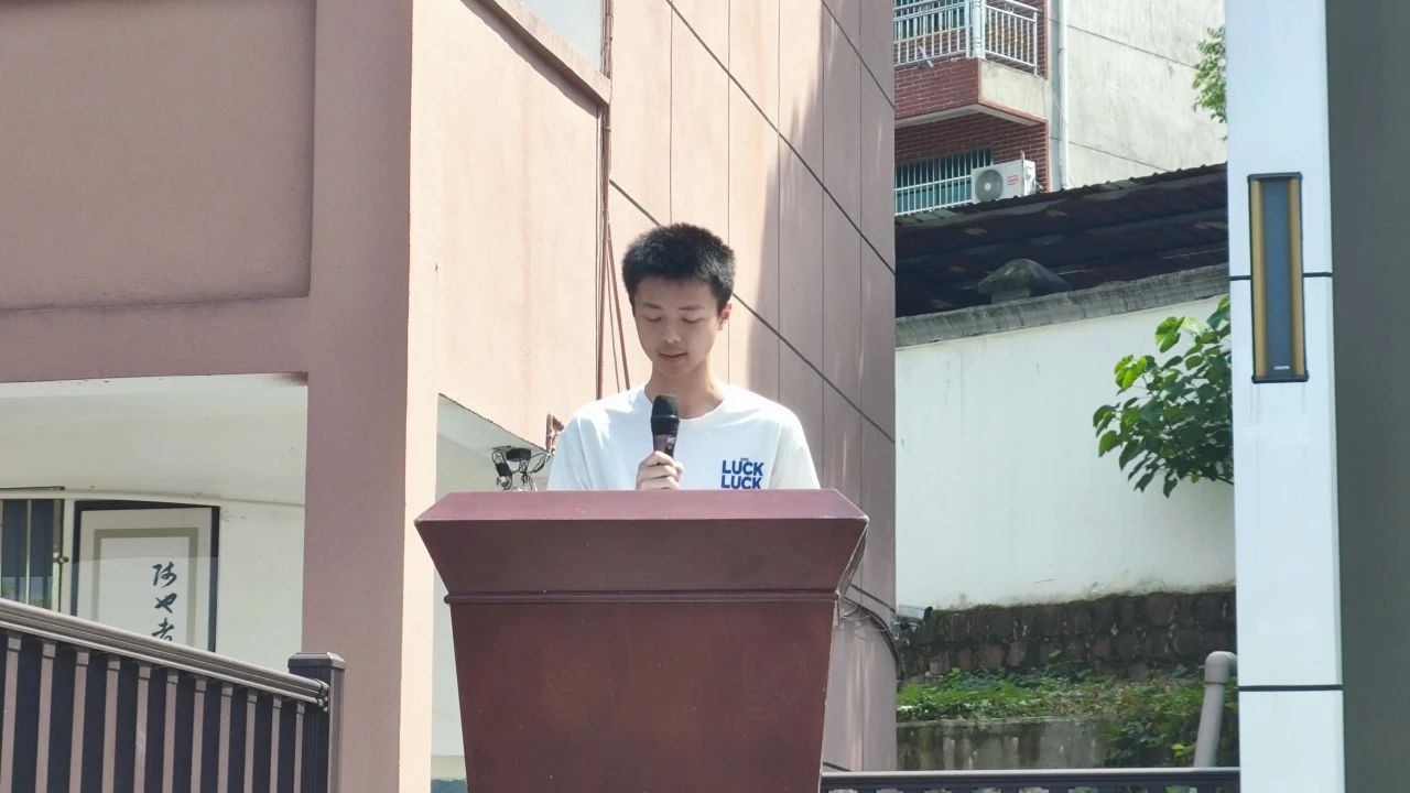 5学生代表姚名成发言.jpg 5学生代表姚名成发言.jpg